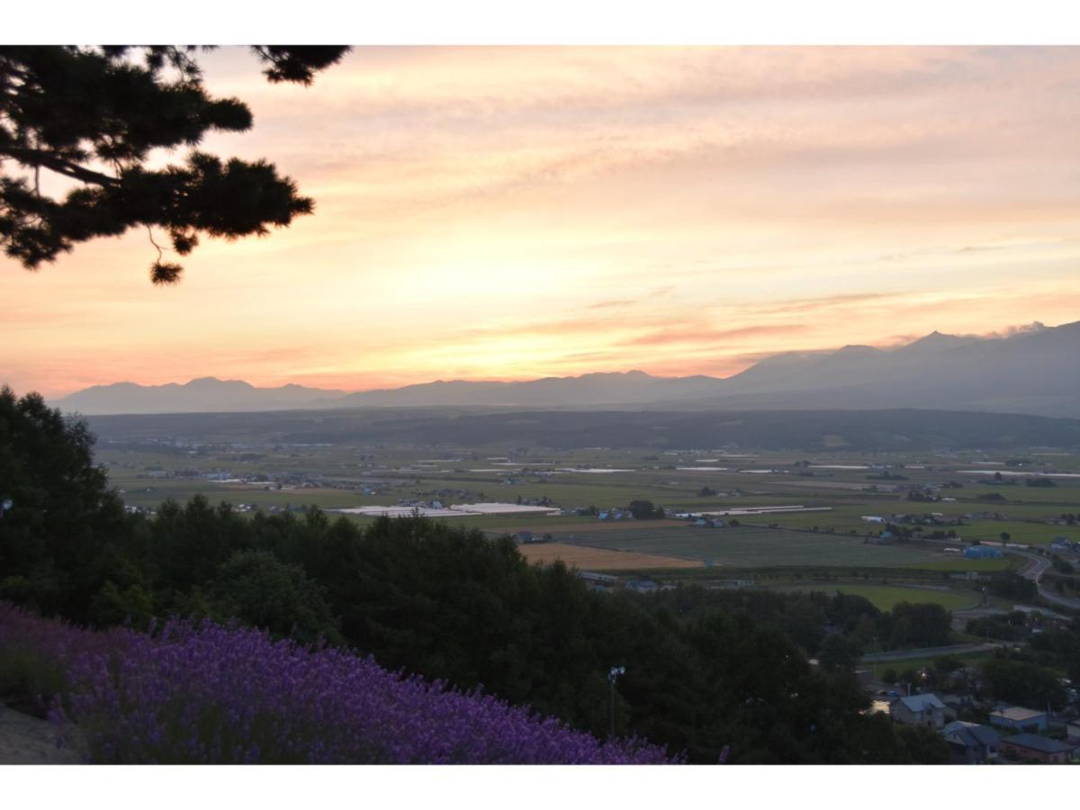Hotel Hanafuji Inn Nakafurano Екстериор снимка